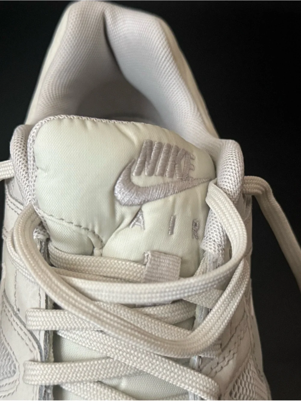 Nike  Air Max women size 8.5 Sneakers  sport shoes in Beige